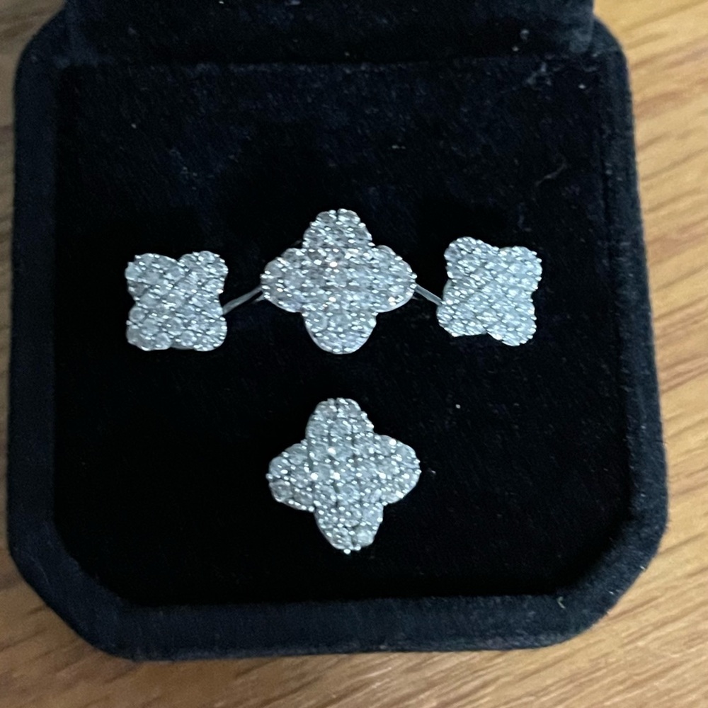 Certified Natural Diamonds K18 White Gold Jewelry Set.